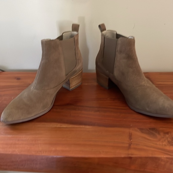 Steve Madden vanity suede chealsea boot sand beige taupe - Picture 2 of 8